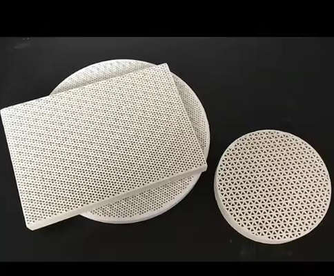 แข็งแรงสูง 50-200 มม Cordierite กระจกอินฟราเร็ด Honeycomb แผ่นเซรามิกสําหรับการเผาความทนต่อการกระแทกทางความร้อน