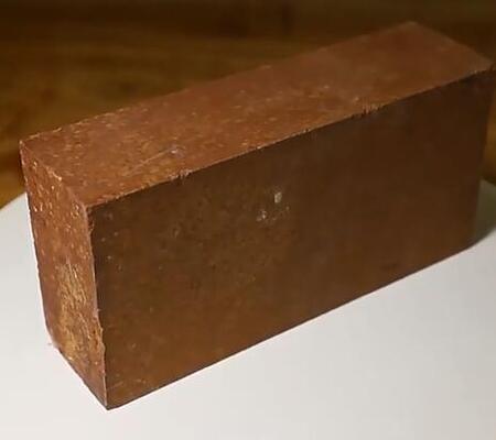 อุณหภูมิสูง อัดไฟมะกนีเซียมอิฐ ทนต่อหยาบดีมาก อิฐมะกนีเซียซินเตอร์สําหรับผนังเตาเหล็ก