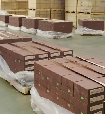 Rongsheng อิฐแมกนีเซียมอุณหภูมิสูง 92 95 MGO Magnesite อิฐเก็บความร้อนทนไฟ Magnesia อิฐ 230x114x65 มม.
